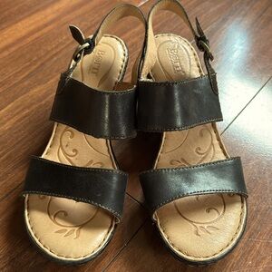 Born Footwear classic & effortless essential wedge style sandals style. Size 9